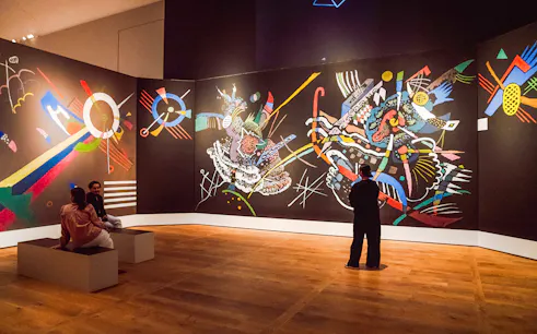 Guests viewing abstract art inside the Hart Museum of Amsterdam.
