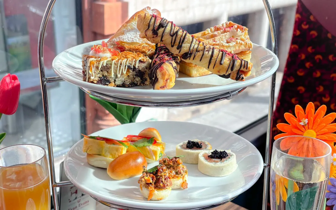 London Panoramic Sightseeing Guided Tour with Brunch and Prosecco on Upper Deck Bus Image 9