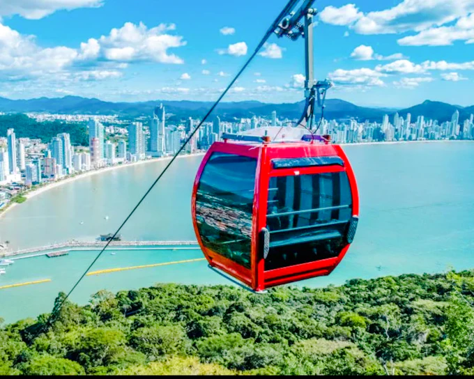 From Florianópolis: Balneário Camboriú Tour with Unipraias Cable Car Ticket and Laranjeiras Beach
