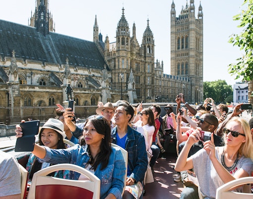 Visitantes disfrutando del autobús turístico Big Bus de Londres, con un pase de 1/2/3 días con crucero por el río Támesis y recorrido a pie, pasando por lugares emblemáticos de Londres.