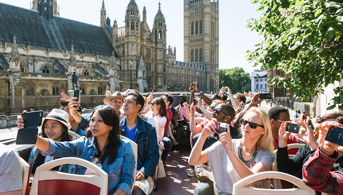 Des touristes profitent de l'excursion BigBus Londres 1/2/3 jours avec croisière sur la Tamise et visite à pied, en passant par les sites emblématiques de Londres.