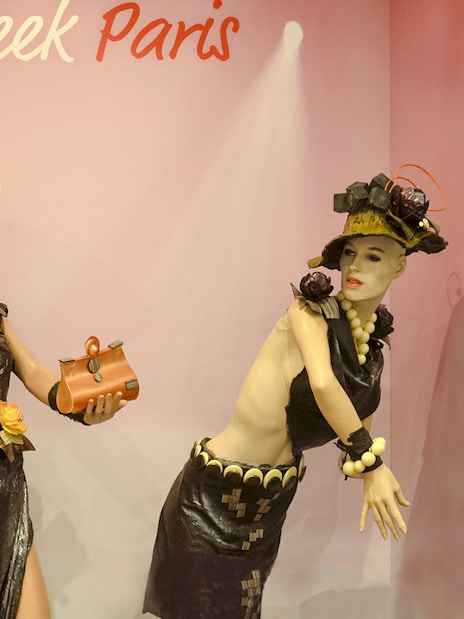 Mannequins in chocolate-themed fashion at Chocolate Museum Paris exhibit.