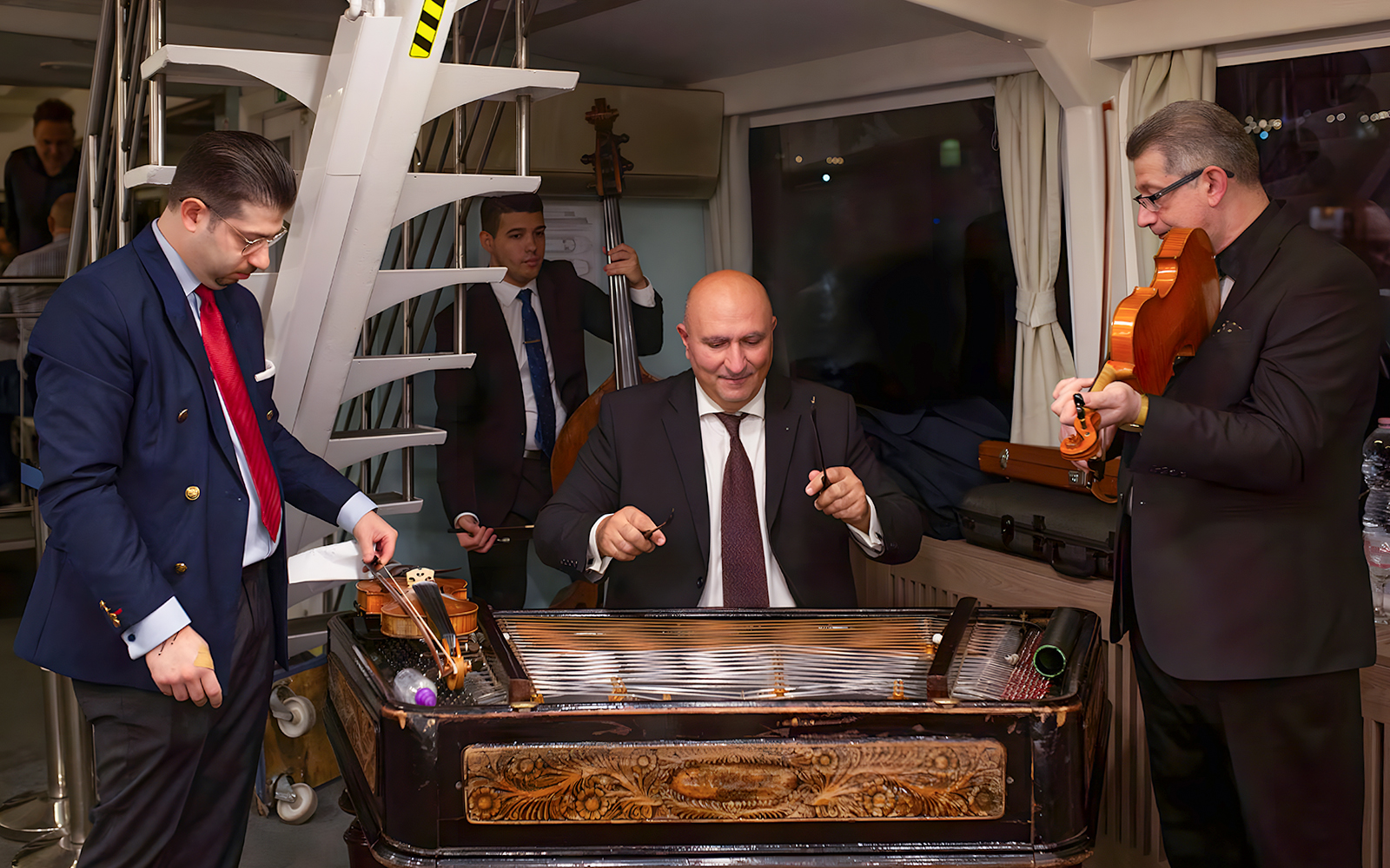 budapest dinner cruise with musicians playing live music