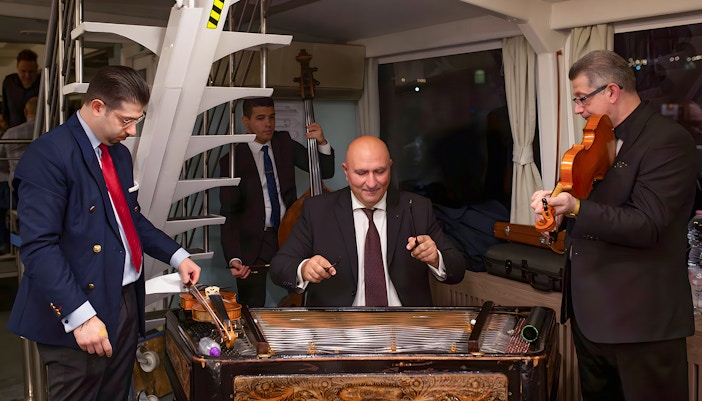 budapest dinner cruise with musicians playing live music