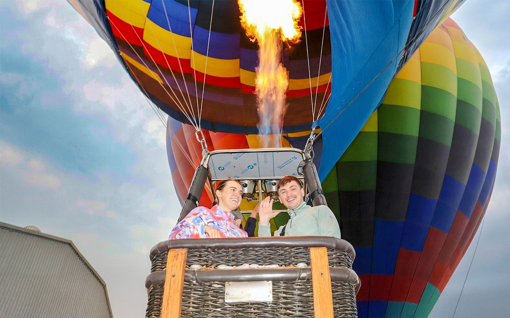 Hot air balloon ride with passengers near Teotihuacán.