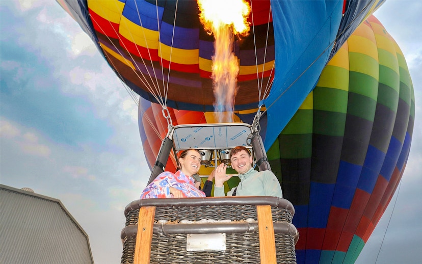 Hot air balloon ride with passengers near Teotihuacán.