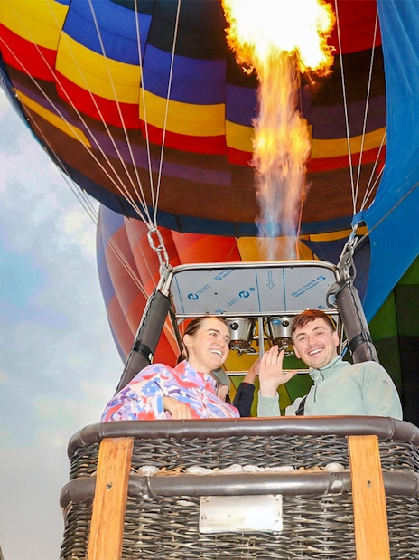 Hot air balloon ride with passengers near Teotihuacán.