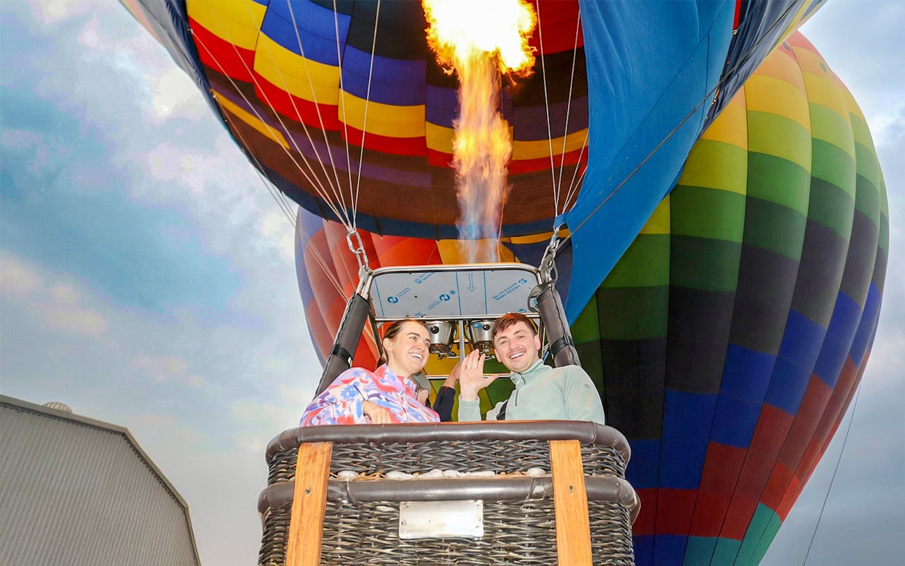 Hot air balloon ride with passengers near Teotihuacán.
