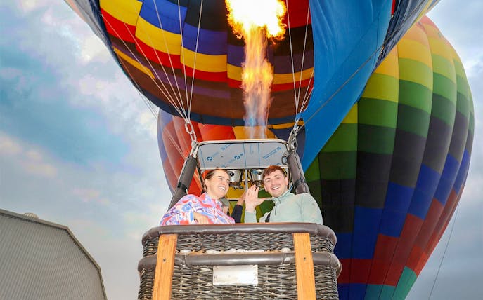 Hot air balloon ride with passengers near Teotihuacán.