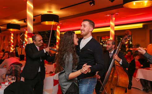 Budapest: Donauschifffahrt mit Abendessen + Live-Musik