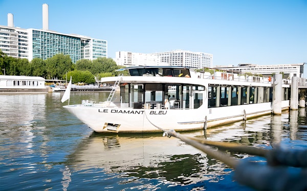 Le Diamant Bleu Gourmet Meal with Seine River Cruise