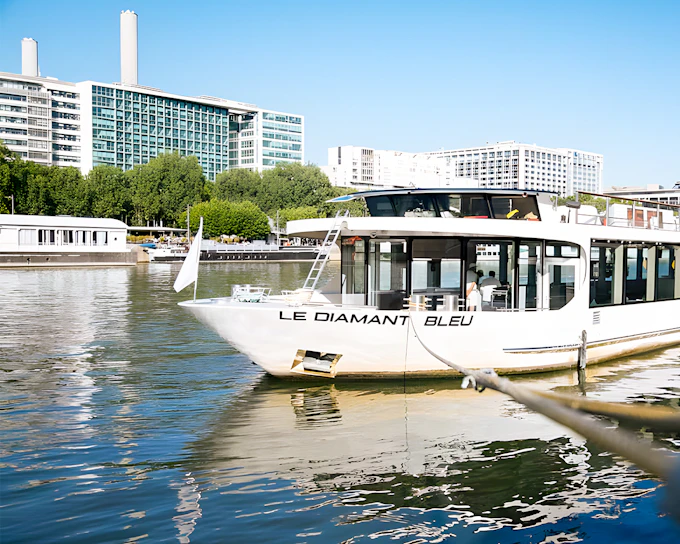 Le Diamant Bleu Gourmet Meal with Seine River Cruise