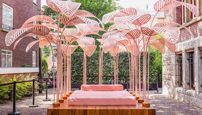 Roze kunstwerk in de Moco Garden