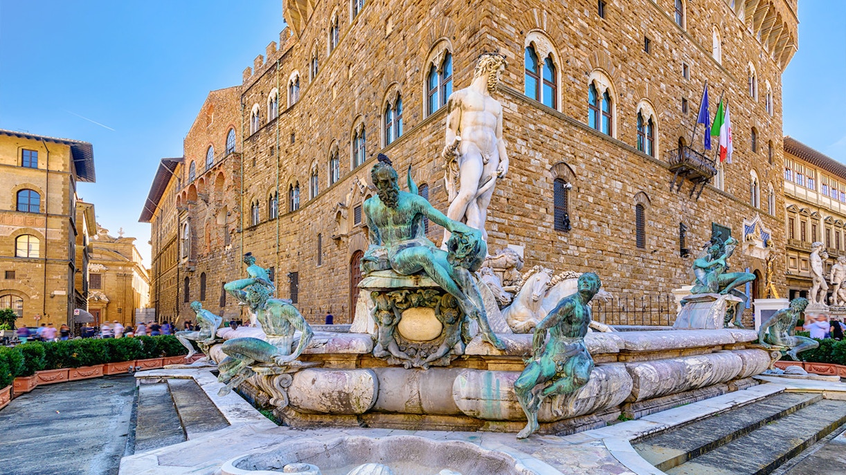 A Fonte de Netuno fica diante do cenário histórico da Piazza della Signoria, em Florença, perto da Galeria Uffizi, uma dica para os visitantes apreciarem a arte e a arquitetura ao redor
