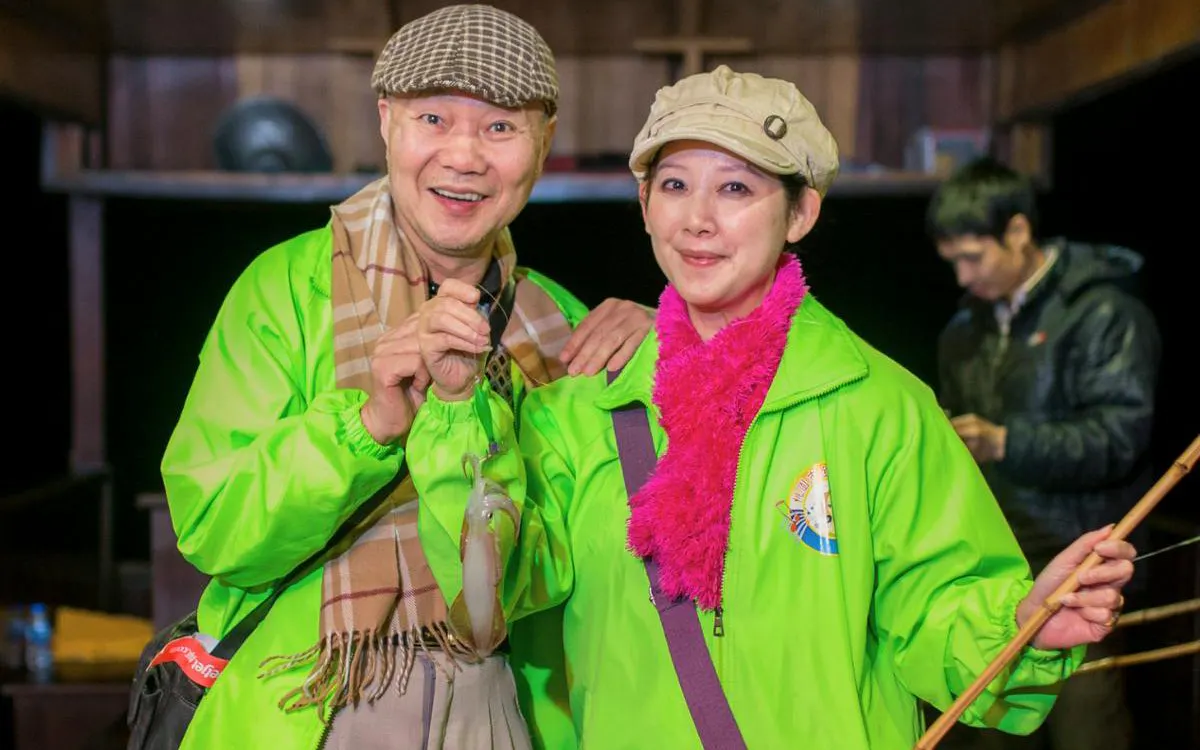 Guests holding a squid on Lan Ha Bay 5-Star Premium Cruise.