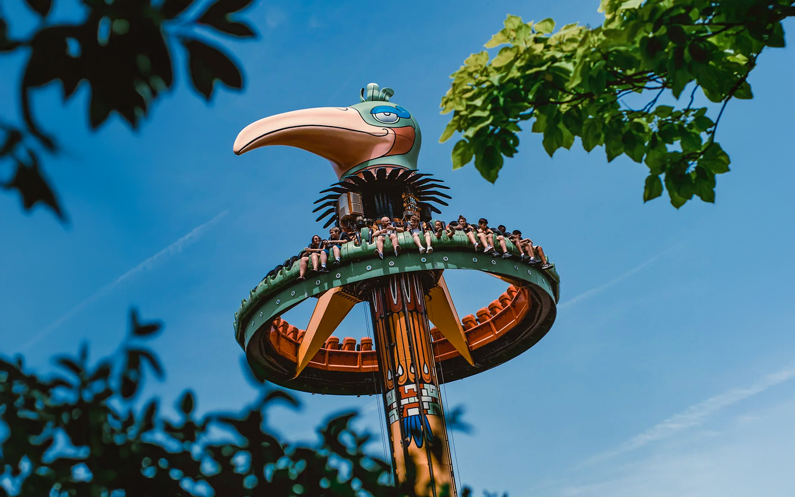 Le manège El Volador tourne avec des passagers au parc Bellewaerde, en Belgique.