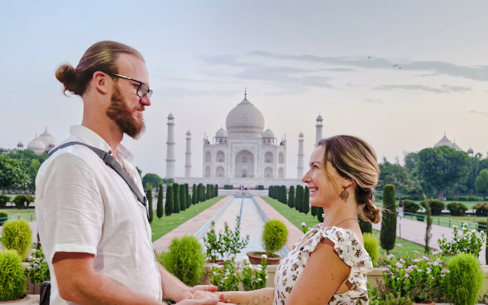 From Delhi: Sunrise Taj Mahal and Agra Fort Guided Day Trip
