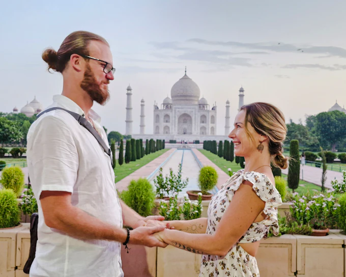 From Delhi: Sunrise Taj Mahal and Agra Fort Guided Day Trip