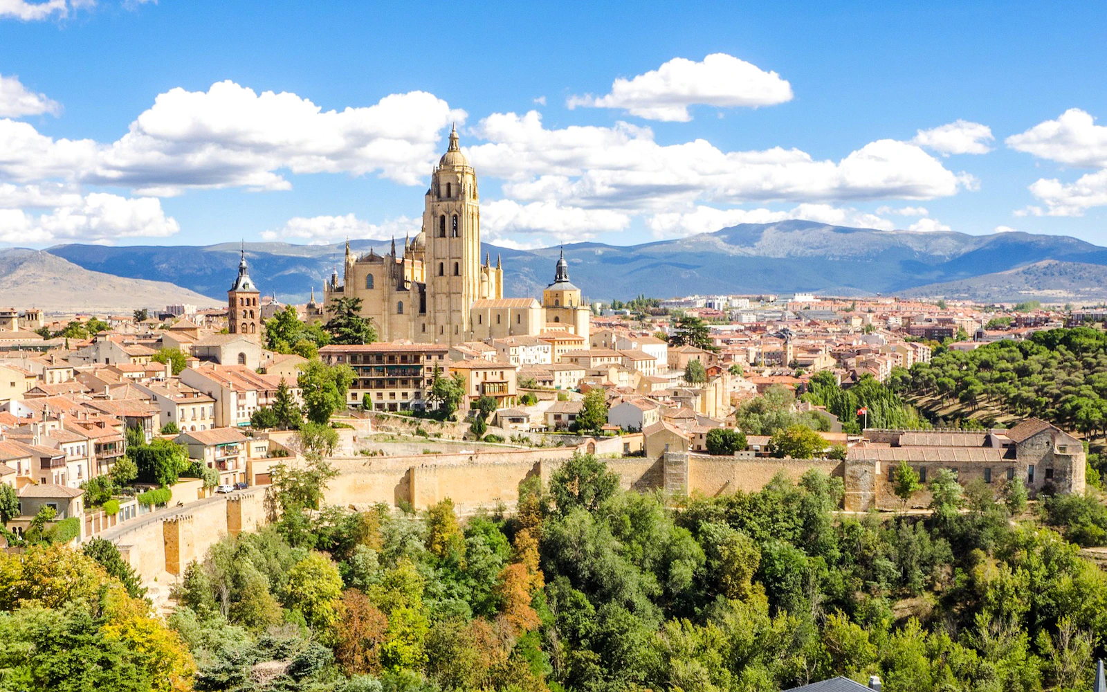 Segovia Private Guided Tour: Aqueduct, Cathedral & Alcazar
