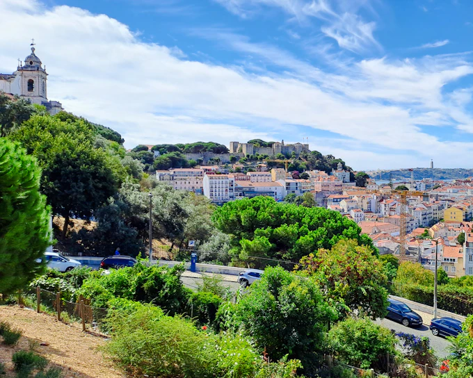 Lisbon Walking Tour: Alfama, Old City Walls and Viewpoints