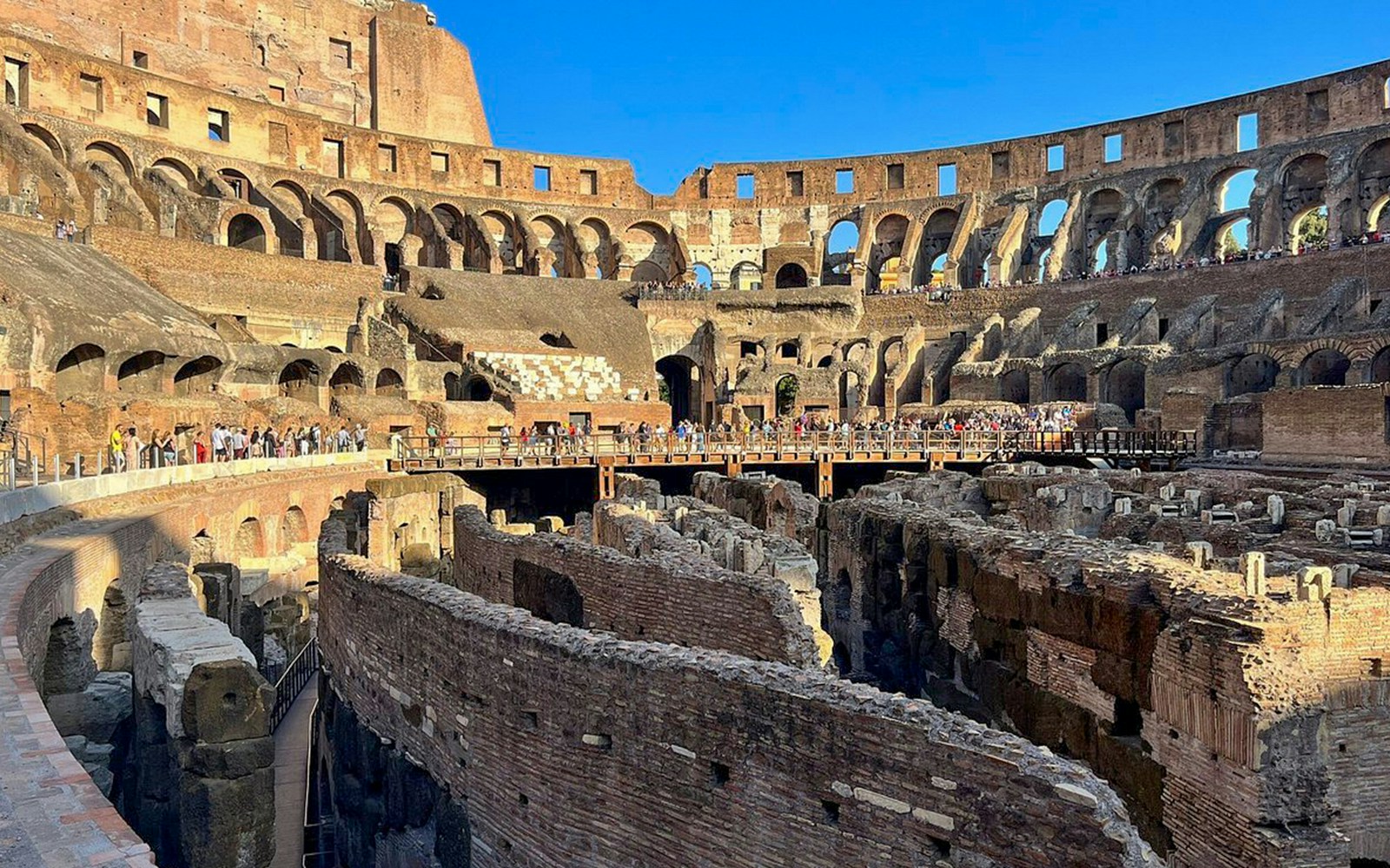 Vista interior del Coliseo de Roma, que muestra la arquitectura antigua y su importancia histórica, lo mejor del tour del Coliseo de Roma, Monte Palatino y Foro Romano