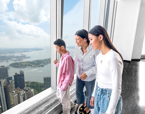 Couple enjoying New York skyline view from One World Observatory with deluxe skip-all-lines ticket.