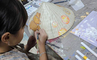 atelier de pictură pe pălării conice în orașul ho chi minh-2
