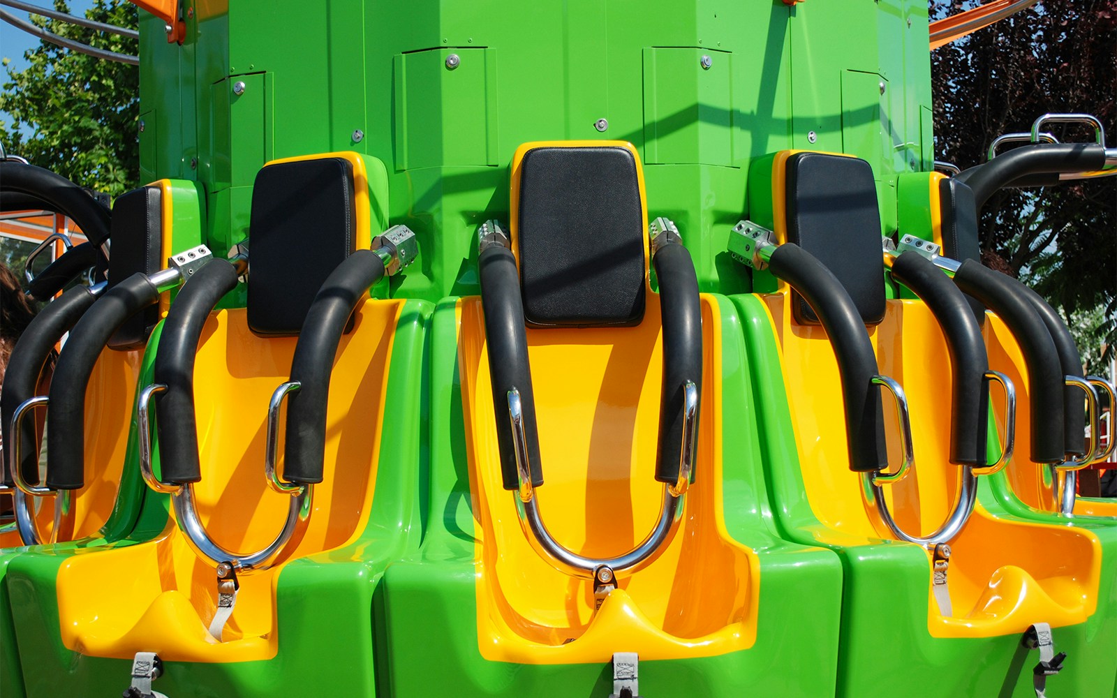 Hurkan Condor ride at PortAventura Park, Spain, showcasing its towering drop tower.