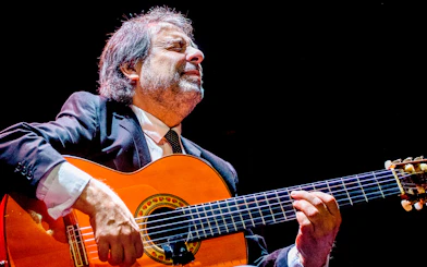 Flamenco guitarist performing at Esencia espectáculo flamenco.
