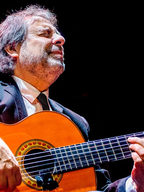 Flamenco guitarist performing at Esencia espectáculo flamenco.