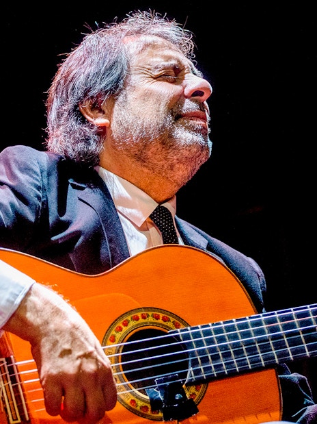 Flamenco guitarist performing at Esencia espectáculo flamenco.