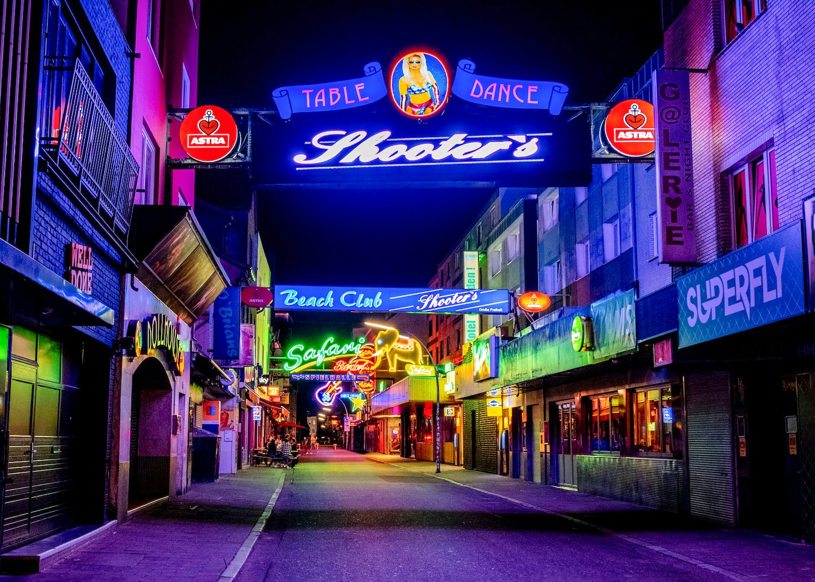 Reeperbahn street view in Hamburg with neon lights and bustling nightlife.