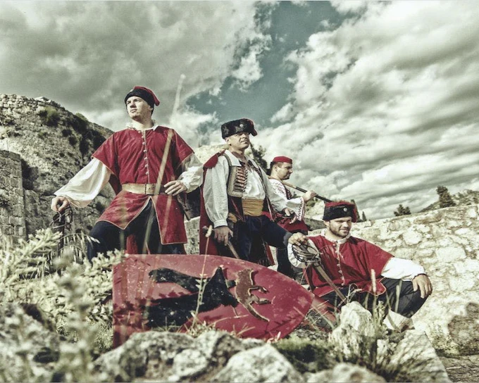 From Split: Guided Tour of Klis Fortress and Trogir Old Town with Panoramic Photo Stop and Transfers