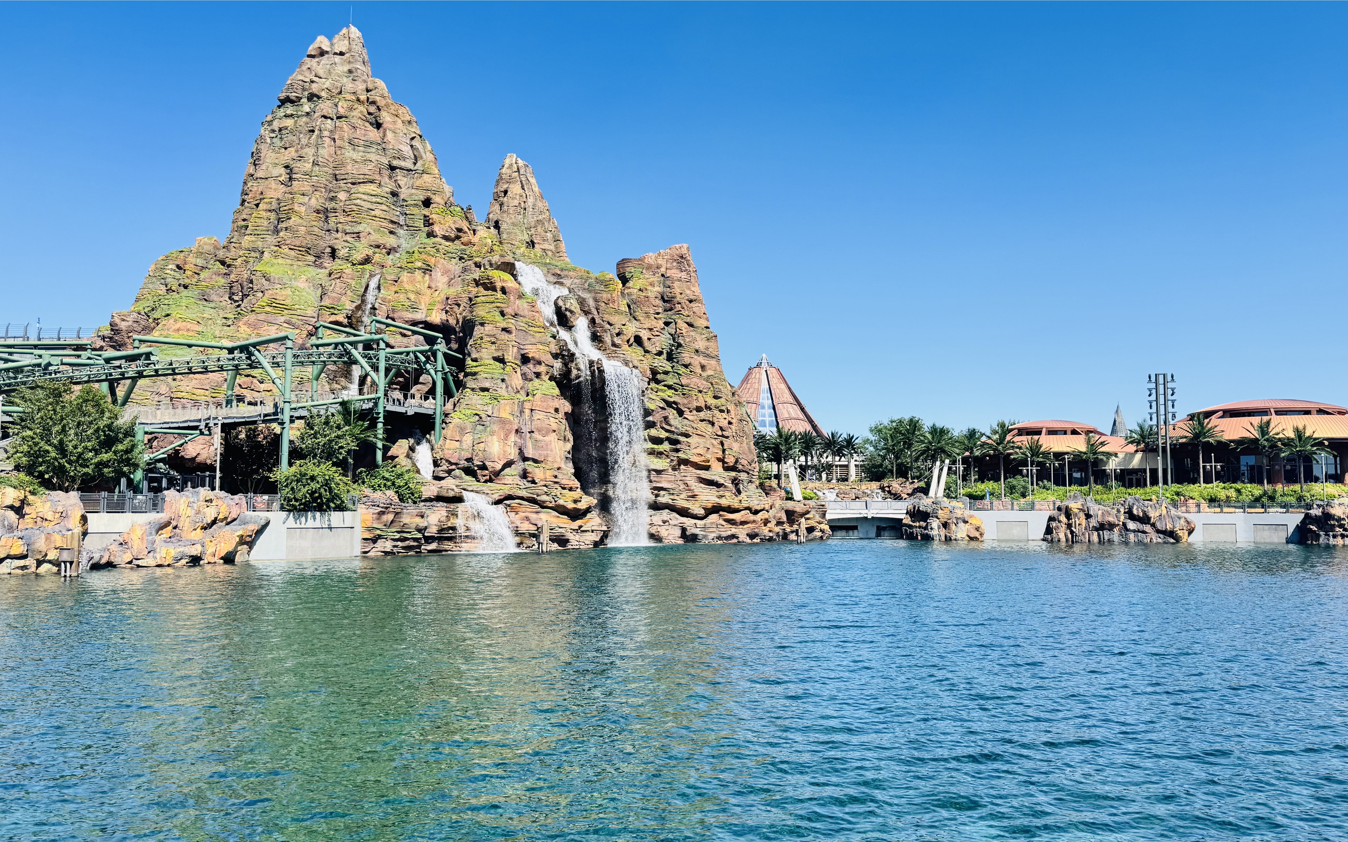 Centerpiece mountain and Jurassic Flyers ride at Jurassic World Isla Nublar, Universal Beijing Resort.