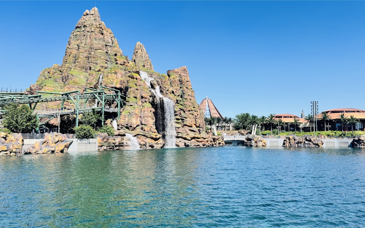 Centerpiece mountain and Jurassic Flyers ride at Jurassic World Isla Nublar, Universal Beijing Resort.