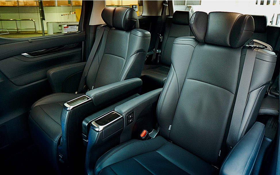 Luxury van interior for Universal Studios Japan transfer from Osaka.