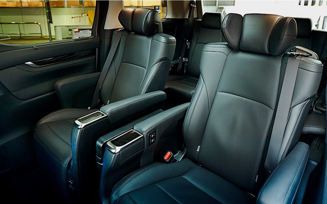 Luxury van interior for Universal Studios Japan transfer from Osaka.