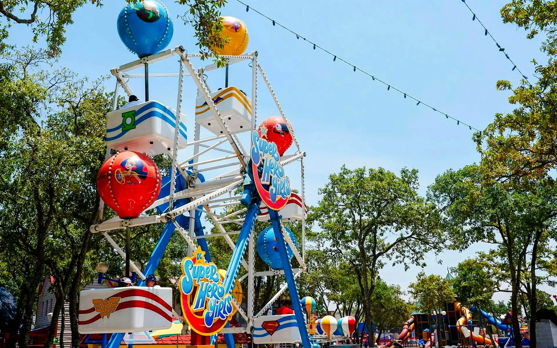 DC Superhero Girls Ferris wheel at Six Flags Mexico with themed gondolas.