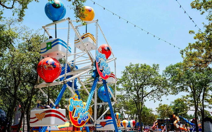 DC Superhero Girls Ferris wheel at Six Flags Mexico with themed gondolas.