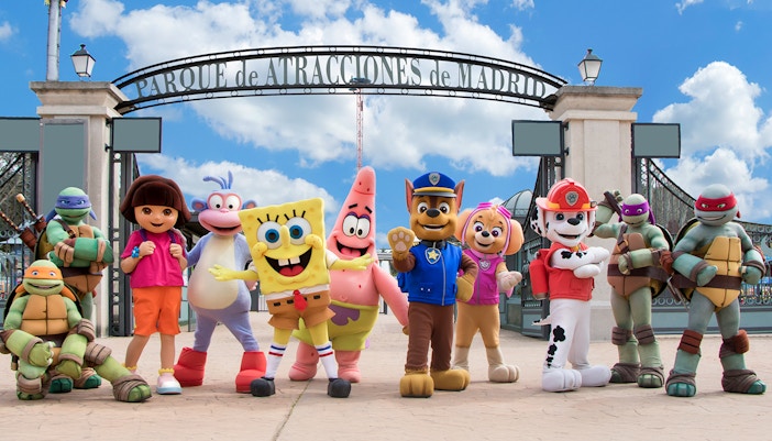 Parque Warner mascots entertaining visitors at Madrid theme park entrance.