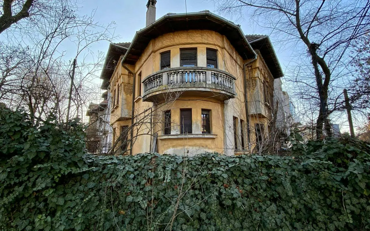 Historic building with ivy-covered walls in Cotroceni, Bucharest, part of a self-guided city exploration game.