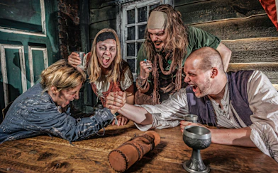 Arm wrestling scene at Hamburg Dungeon with actors in historical costumes.