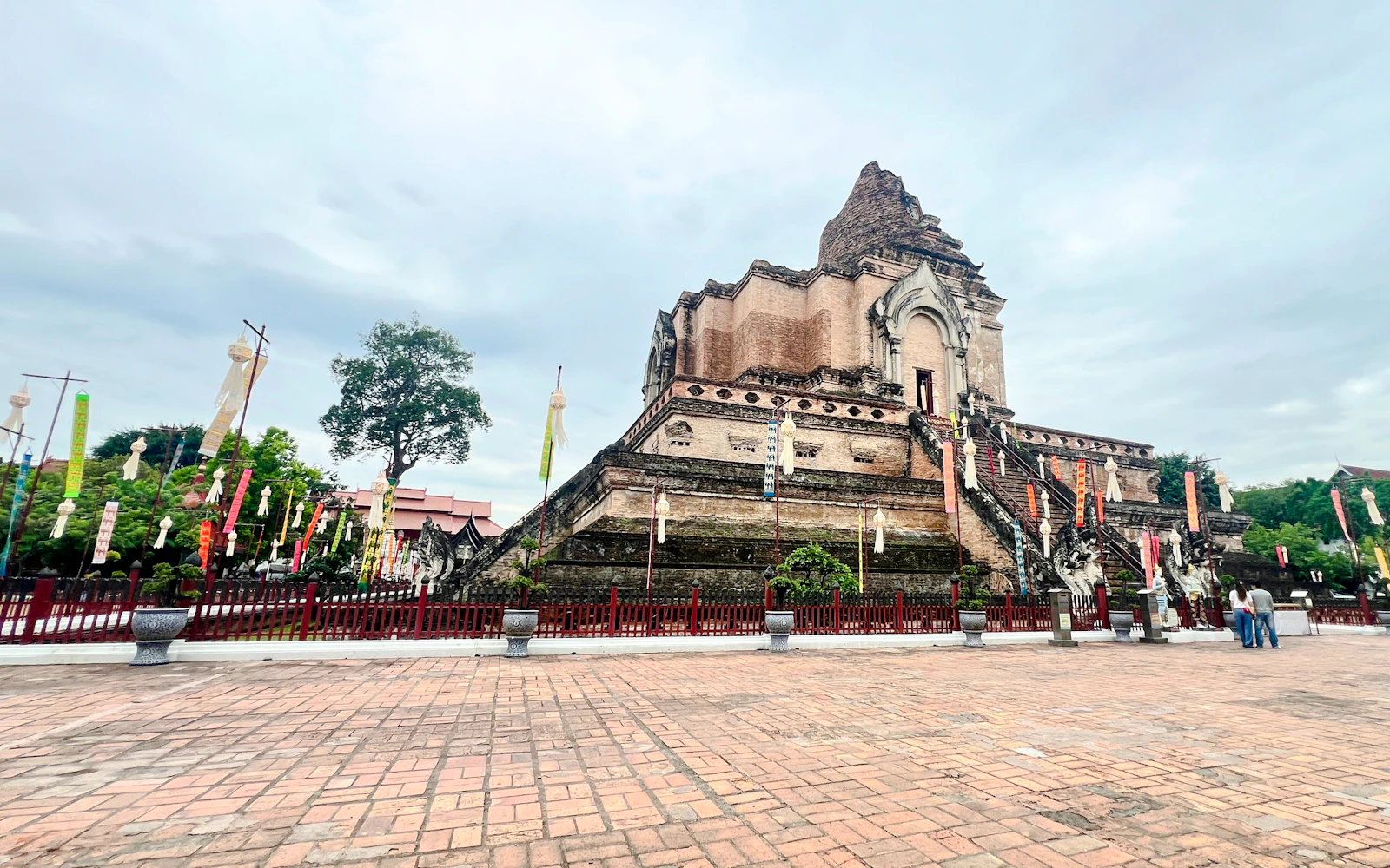 Wat Chedi Luang Small-Group Guided Tour with Buddhist Monk Chat (Product 54998)