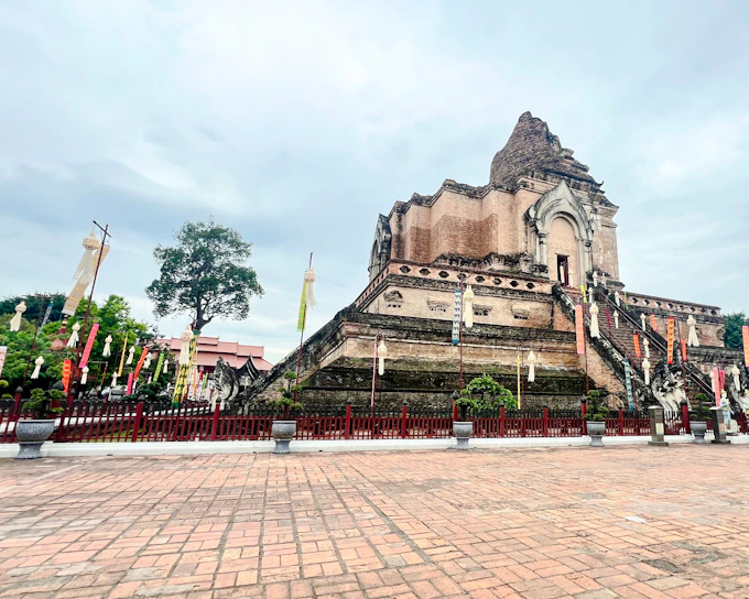 Wat Chedi Luang Small-Group Guided Tour with Buddhist Monk Chat (Product 54998)