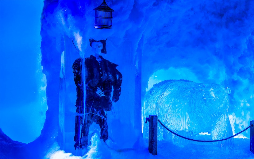 Ice sculpture of a polar bear and pirate at Icebar Amsterdam.