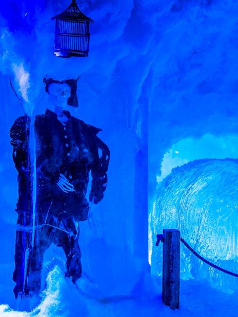 Ice sculpture of a polar bear and pirate at Icebar Amsterdam.