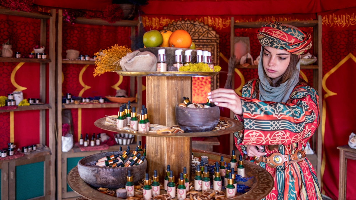 Mujer mirando objetos en Puy du Fou España