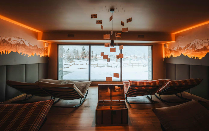 Relaxation lounge with mountain view at QC Terme Chamonix spa.