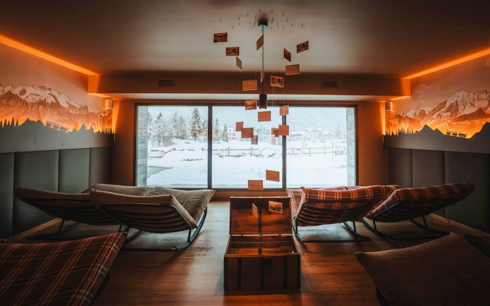 Relaxation lounge with mountain view at QC Terme Chamonix spa.
