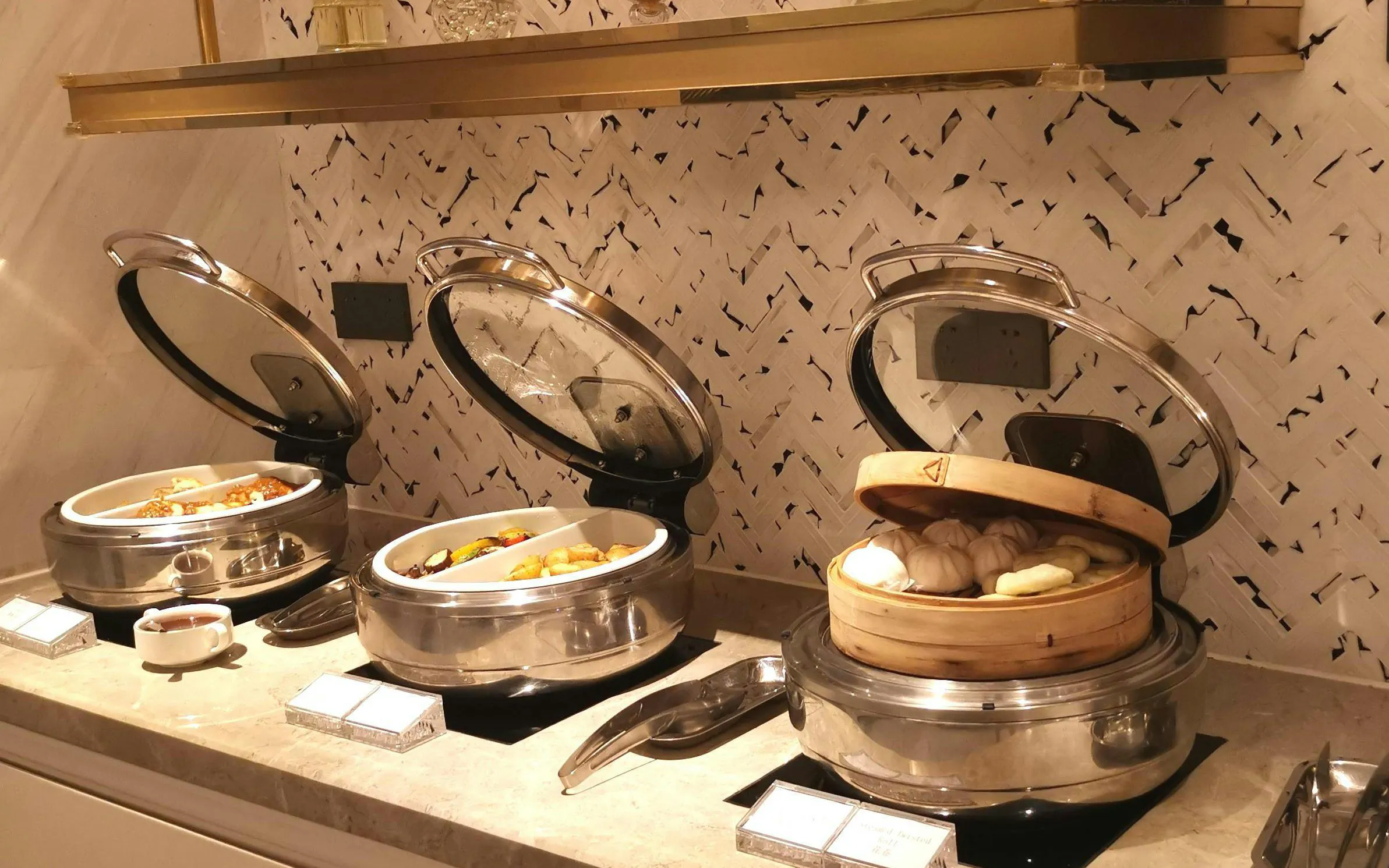 Dim sum and hot dishes at Beijing Daxing International Airport Lounge buffet.